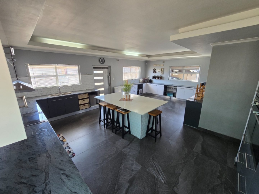 4 Bedroom Property for Sale in Wavecrest Western Cape